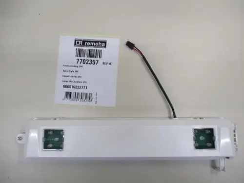 Remeha Kessellicht mit zwei LED-Platten in einem weißen Gehäuse. Anschlusskabel für 24V. Etikett mit Artikelnummer 7702357.